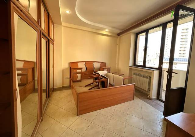 2 սենյականոց բնակարան Սարյանի փողոցում, 66 ք.մ., 3/6 հարկ, բարձր առաստաղներ, կապիտալ վերանորոգված