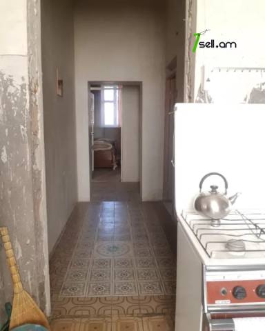 Երկու հարկանի քարե տուն Աբովյանում, 1600 ք.մ.