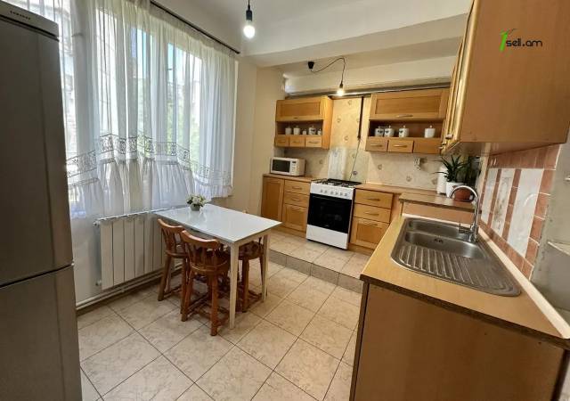 3 սենյականոց բնակարան Սարյանի փողոցում, 80 քմ, նախավերջին հարկ, եվրովերանորոգված, քարե շենք