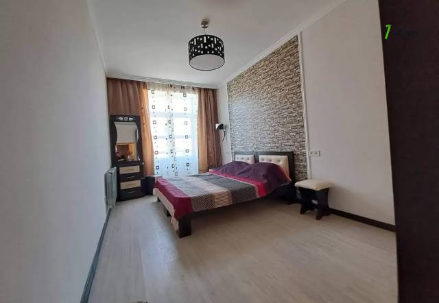 3 սենյականոց բնակարան Սայաթ-Նովայի պողոտայում, 70 ք.մ., 3/5 հարկ, կապիտալ վերանորոգված, քարե շենք