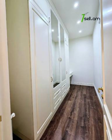 Երեք հարկանի քարե տուն, Նորք-Մարաշ վարչական շրջան Նորք Մարաշում, 660 ք.մ., 3+ սանհանգույց