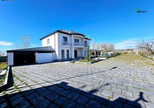 Երկու հարկանի տուն Ամառանոցային փողոցում Ձորաղբյուրում, 2600 ք.մ., 3+ սանհանգույց