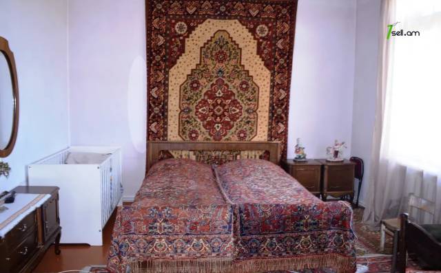 Երկու հարկանի քարե տուն, Վ. Սարգսյան փողոց 1-ին թաղամաս Գյումրիում, 308 ք.մ., կոսմետիկ վերանորոգում