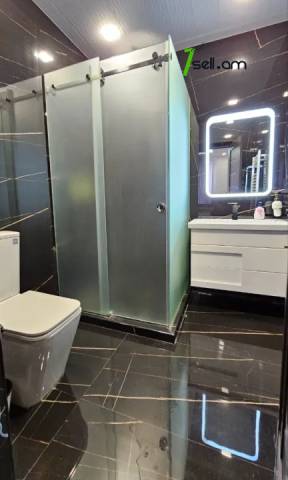 Երկու հարկանի քարե տուն Մարշալ Բաբաջանյանի փողոցում Ավանում, 500 քմ, 3+ սանհանգույց