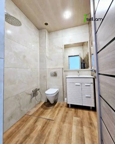 Երկու հարկանի տուն, Գ-1 թաղամաս Աջափնյակում, 552 ք.մ., 2 սանհանգույց, կապիտալ վերանորոգված