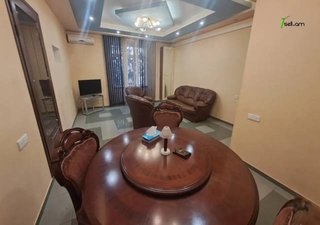 2 սենյականոց բնակարան Մոսկովյան փողոցում, 50 քմ, 2/5 հարկ, բարձր առաստաղներ, կապիտալ վերանորոգված