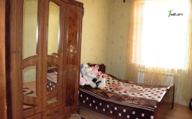 3 սենյականոց բնակարան Շիրակացի փողոցում, 81 ք.մ., 1/3 հարկ, եվրովերանորոգված, քարե շենք