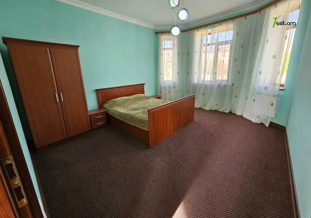 Երեք հարկանի քարե տուն Դավիթ Բեկի փողոցում Նոր Նորքում, 895 ք.մ., 3+ սանհանգույց