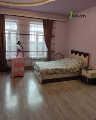 Մեկ հարկանի քարե տուն Մամիկոնյանց փողոցում Արաբկիրում, 175 ք.մ., 2 սանհանգույց, կապիտալ վերանորոգված