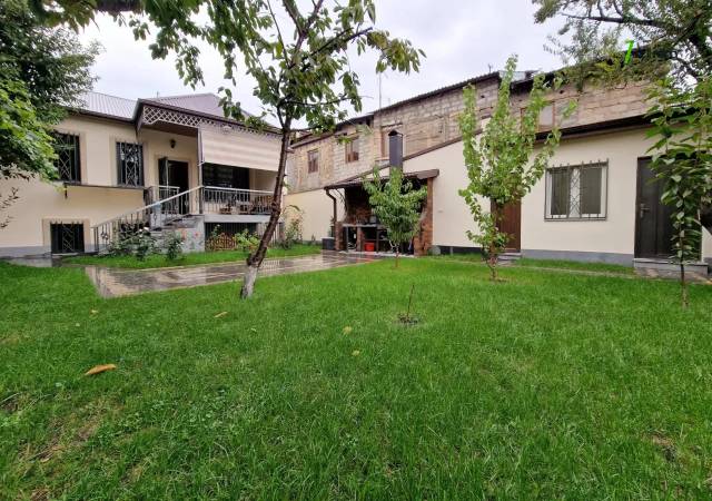 Երկու հարկանի քարե տուն Ժակ Իվ Կուստոյի փողոցում Էրեբունիում, 390 ք.մ., 3+ սանհանգույց