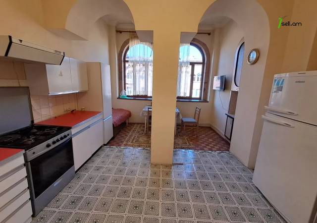 4 սենյականոց բնակարան Մոսկովյան փողոցում, 94 ք.մ., բարձր առաստաղներ, քարե շենք