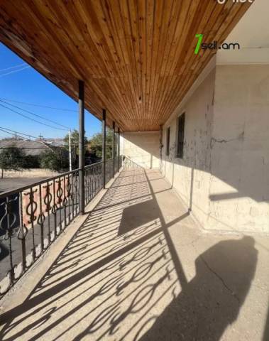 Երկու հարկանի քարե տուն Աբովյանում, 1170 ք.մ., 2 սանհանգույց, մասնակի վերանորոգում