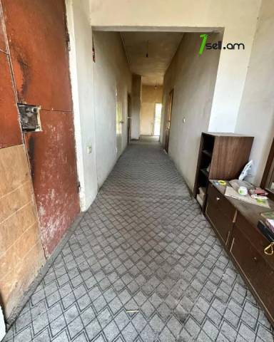 Երկու հարկանի քարե տուն Ոսկերիչների փողոցում կենտրոնում, 337 ք.մ.