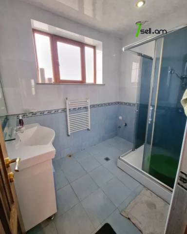 Երկու հարկանի քարե տուն, Եղվարդի խճուղի Զովունիում, 1000 ք.մ., 3+ սանհանգույց, եվրովերանորոգված