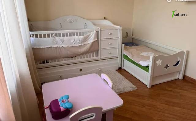 4 սենյականոց բնակարան, Իսահակյան թաղամաս, 130 քմ, 2/2 հարկ, 2 սանհանգույց, բարձր առաստաղներ