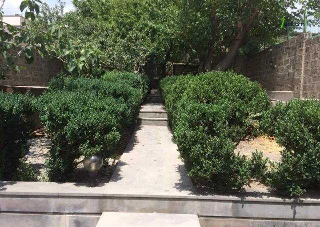 Երկու հարկանի քարե տուն Ազատության պողոտայում Արաբկիրում, 230 քմ, 3+ սանհանգույց