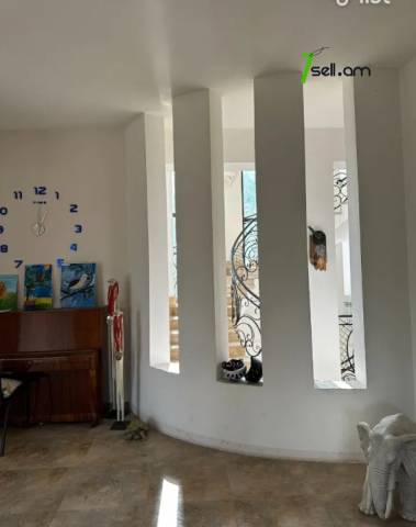 Չորս հարկանի քարե տուն 1-րդ փողոցում Քասախում, 448 ք.մ., 3+ սանհանգույց, մասնակի վերանորոգում