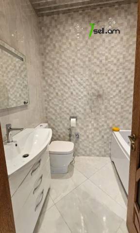 Երեք հարկանի քարե տուն Մոլդովական փողոցում Նոր Նորքում, 1240 քմ, 3+ սանհանգույց