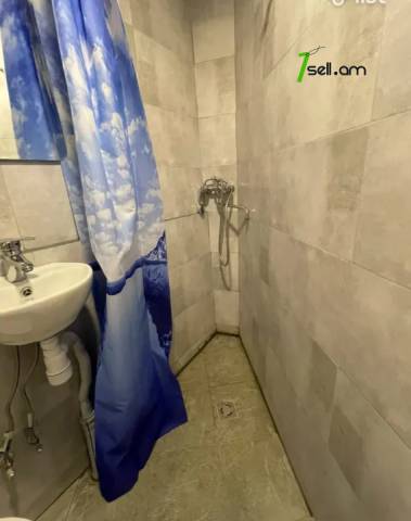 Մեկ հարկանի քարե տուն Նալբանդյան փողոցում կենտրոնում, 50 ք.մ., եվրովերանորոգված