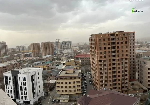 3 սենյականոց բնակարան նորակառույց շենքում Գրիբոյեդով փողոցում, 70 ք.մ., բարձր առաստաղներ, 12/16 հարկ