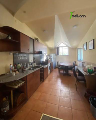 Երկու հարկանի քարե տուն Արաբկիրի 33-րդ փողոցում Արաբկիրում, 150 ք.մ., 3+ սանհանգույց