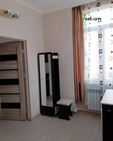 3 սենյականոց բնակարան Սայաթ-Նովայի պողոտայում, 70 ք.մ., 3/5 հարկ, եվրովերանորոգված, քարե շենք