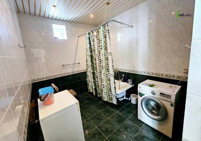 Երեք հարկանի քարե տուն Աջափնյակում, 1200 ք.մ., 2 սանհանգույց, եվրովերանորոգված