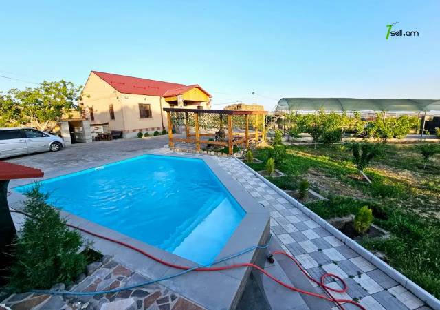 Երկու հարկանի քարե տուն, Աշտարակի խճուղի Աշտարակում, 1400 ք.մ., 2 սանհանգույց, կապիտալ վերանորոգված