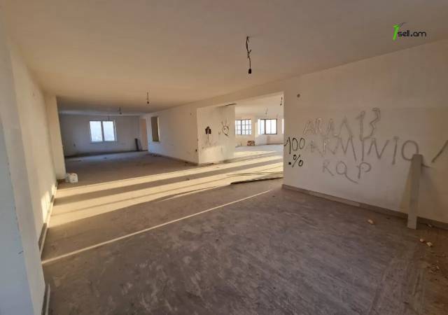 Բազմաֆունկցիոնալ գույք Պրահայի փողոցում կենտրոնում, 960 ք.մ.