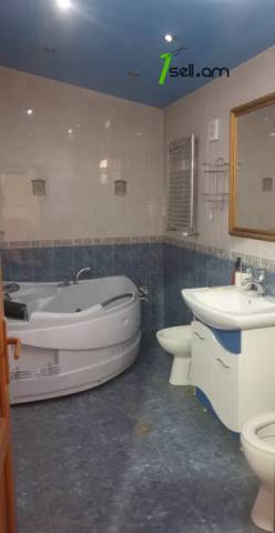 Երկու հարկանի քարե տուն Բագրևանդի փողոցում Նոր Նորքում, 250 ք.մ., 2 սանհանգույց, եվրովերանորոգված