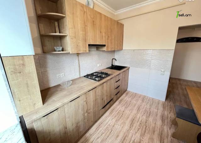 2 սենյականոց բնակարան Ազատության պողոտայում, 64 քմ, նախավերջին հարկ, եվրովերանորոգված, քարե շենք