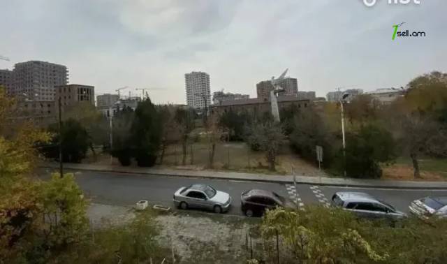 2 սենյականոց բնակարան Նիկողայոս Ադոնցի փողոցում, 42 ք.մ., նախավերջին հարկ, բարձր առաստաղներ