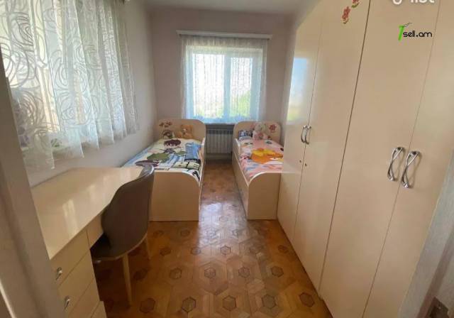 Երեք հարկանի քարե տուն Սերո Խանզադյան փողոցում Նորք Մարաշում, 370 ք.մ., 3+ սանհանգույց, մեծ հողամաս