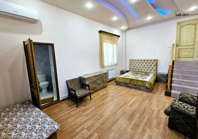 Երկու հարկանի քարե տուն Օստրովսկու փողոցում կենտրոնում, 380 քմ, 2 սանհանգույց, եվրովերանորոգված