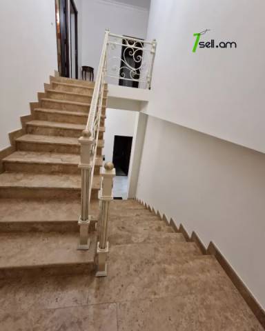 Երկու հարկանի քարե տուն Մուրացանի փողոցում Էրեբունիում, 220 ք.մ., 3+ սանհանգույց