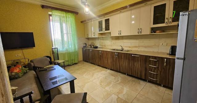 Երկու հարկանի քարե տուն Սիլիկյան 5-րդ փողոցում Աջափնյակում, 3000 քմ, 2 սանհանգույց, մեծ հողամաս