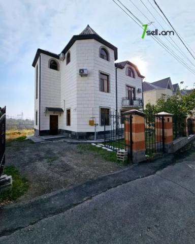 Երեք հարկանի քարե տուն Դավիթ Բեկի փողոցում Նոր Նորքում, 1003 քմ, 3+ սանհանգույց