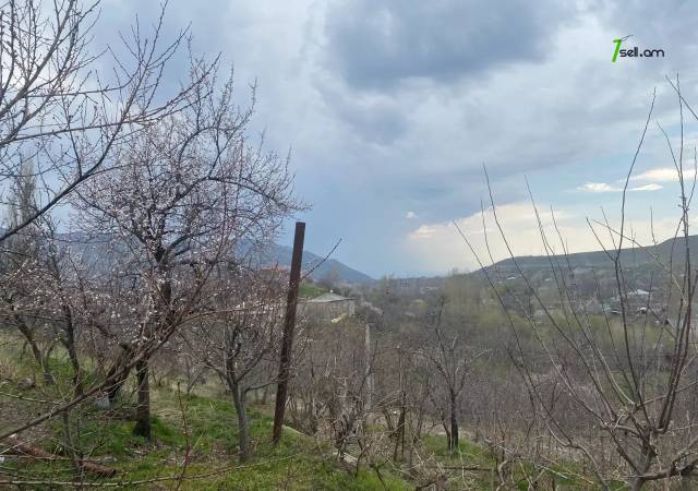 Մեկ հարկանի քարե տուն 1-ին փողոցում Գառնիում, 125 ք.մ., 2 սանհանգույց