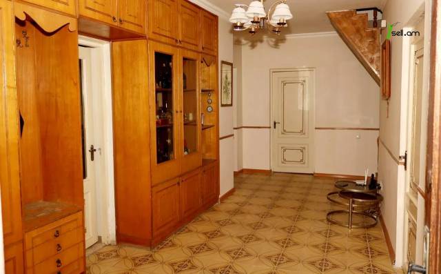 Երկու հարկանի քարե տուն Նոր-Արեշի 42 փողոցում Էրեբունիում, 700 ք.մ., 2 սանհանգույց