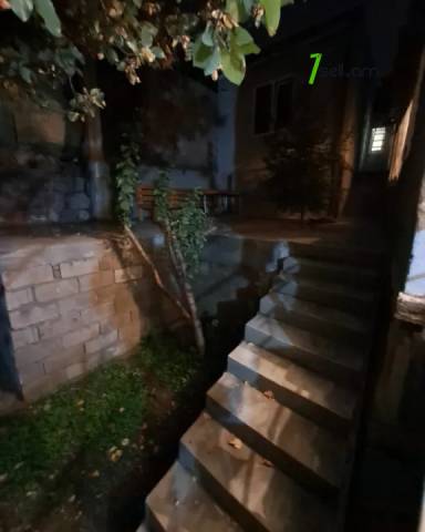 Մեկ հարկանի քարե տուն Լորիս-Մելիքովի փողոցում Էրեբունիում, 200 քմ, 2 սանհանգույց