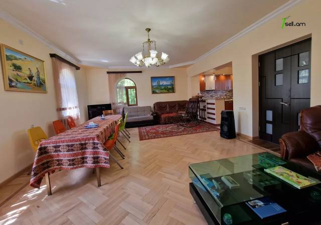 Երկու հարկանի քարե տուն Ջրվեժում, 1200 քմ, 3+ սանհանգույց, եվրովերանորոգված