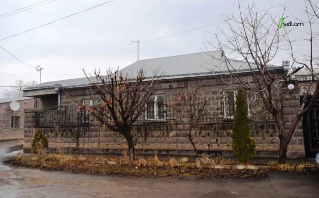 Մեկ հարկանի քարե տուն, Կոմինտերնի փողոցի 2-րդ նրբանցք Գյումրիում, 310 ք.մ., 2 սանհանգույց