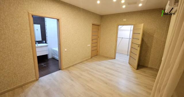 Երեք հարկանի քարե տուն Արցախի պողոտայում Էրեբունիում, 460 ք.մ., 3+ սանհանգույց, կապիտալ վերանորոգված