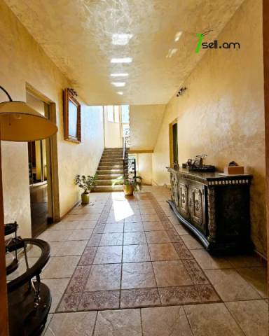 Երկու հարկանի քարե տուն Չարենցի փողոցում կենտրոնում, 740 ք.մ., 3+ սանհանգույց, կապիտալ վերանորոգված