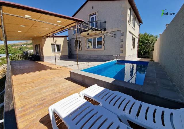 Երկու հարկանի քարե տուն 1-ին փողոցում Բյուրեղավանում, 700 քմ, 3+ սանհանգույց, կապիտալ վերանորոգված