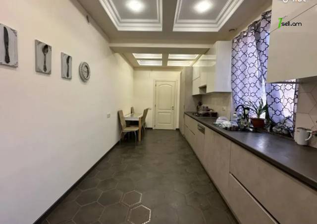 Երեք հարկանի տուն Բագրևանդի 46-րդ փողոցում Նոր Նորքում, 405 քմ, 3+ սանհանգույց