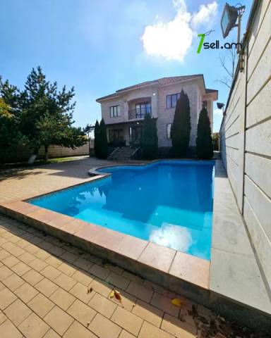 Երկու հարկանի քարե տուն Ծարավ Աղբյուրի փողոցում Ավանում, 1650 ք.մ., 3+ սանհանգույց