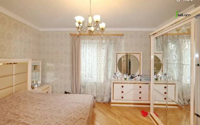 Երեք հարկանի քարե տուն Տիգրան Մեծի պողոտայում Էրեբունիում, 372 ք.մ., 2 սանհանգույց, եվրովերանորոգված