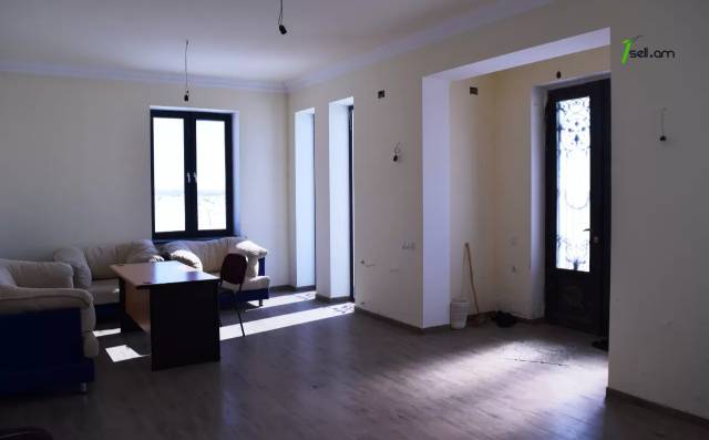 Երկու հարկանի քարե տուն Գյումրիում, 180 ք.մ., 2 սանհանգույց, դիզայներական ոճով վերանորոգված