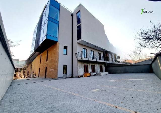 Բազմաֆունկցիոնալ գույք Հրաչյա Քոչար փողոցում Արաբկիրում, 1070 ք.մ.